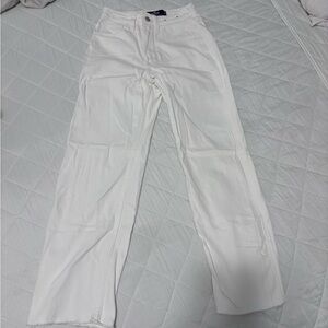 I am selling these hollister straight leg jeans. They are in good condition 😊
